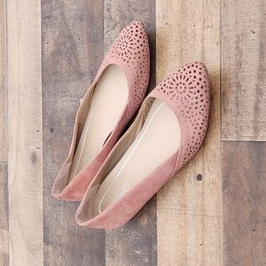 Vionic  Carmela Perforated Dusty Pink Pointed Toe Flat sz 6 Women's